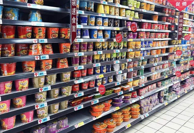 超市貨架何以屢屢告急？剖析四類易搶購食品背后的消費心理與市場邏輯